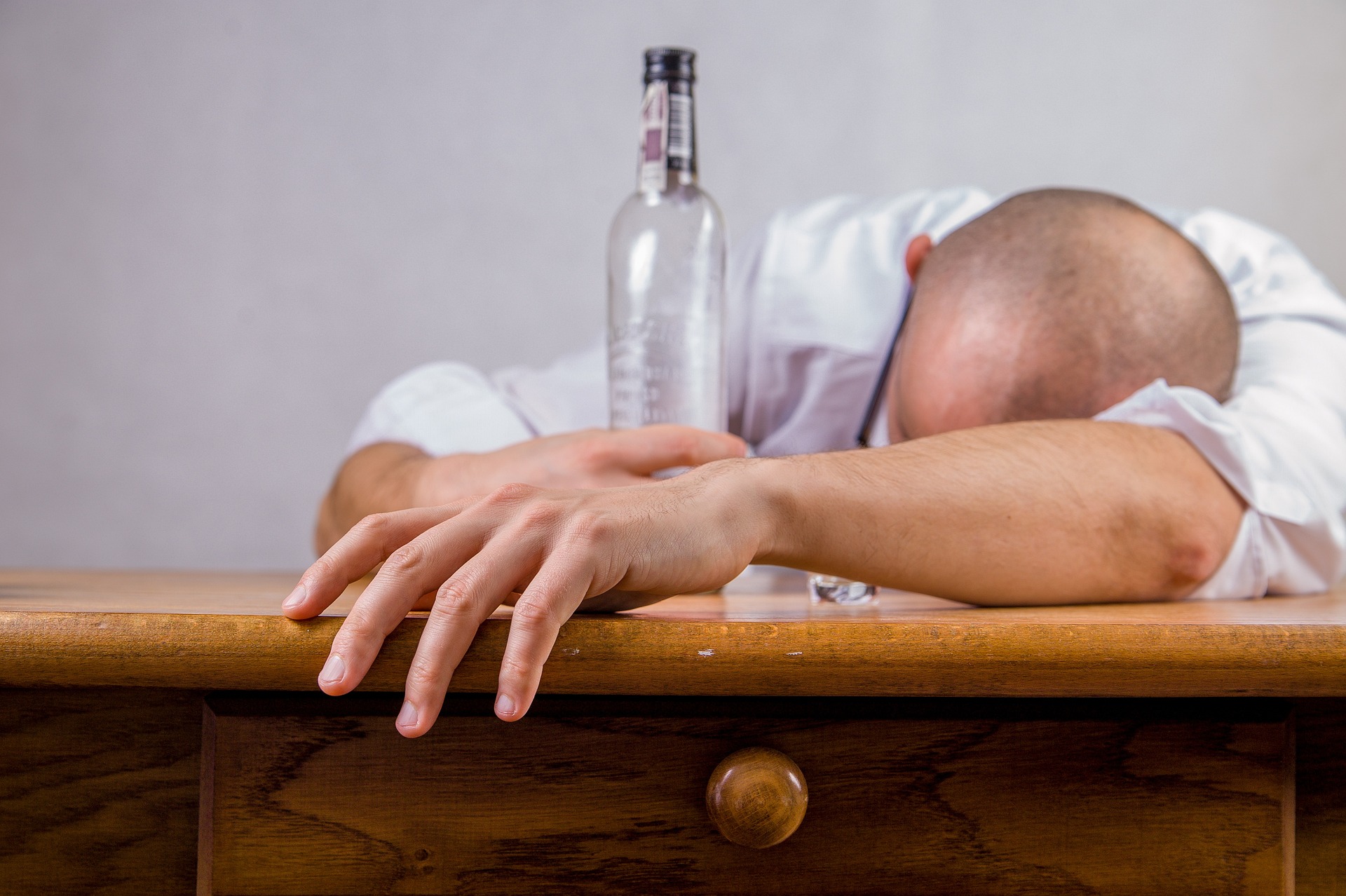 zdjęcie mężczyzny nadużywającego alkoholu